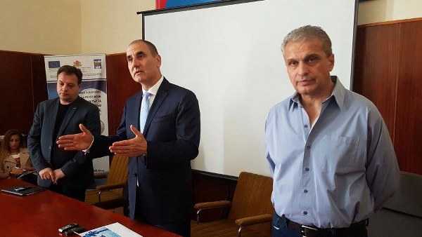 Цветан Цветанов връчи дарение за дооборудване на реновиран операционен блок във Велико Търново