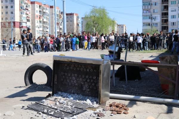 Полицай откаран в болница с насинено око след екшън в Столипиново