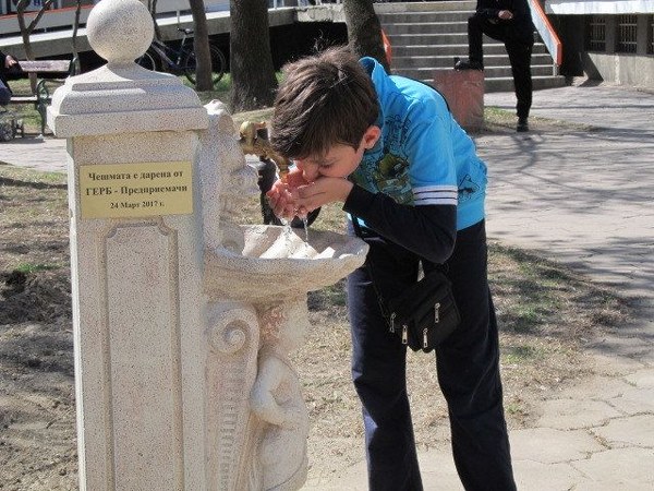 Предприемачи ГЕРБ-Пловдив изградиха нова чешма в "Тракия"