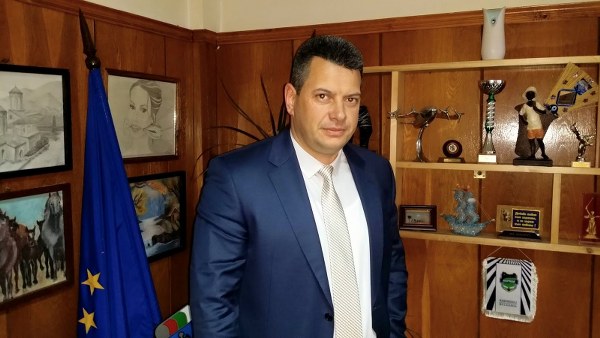 Бизнесмени хвърлиха 5000 лв. подкуп на кмет, той викна полиция (ВИДЕО)