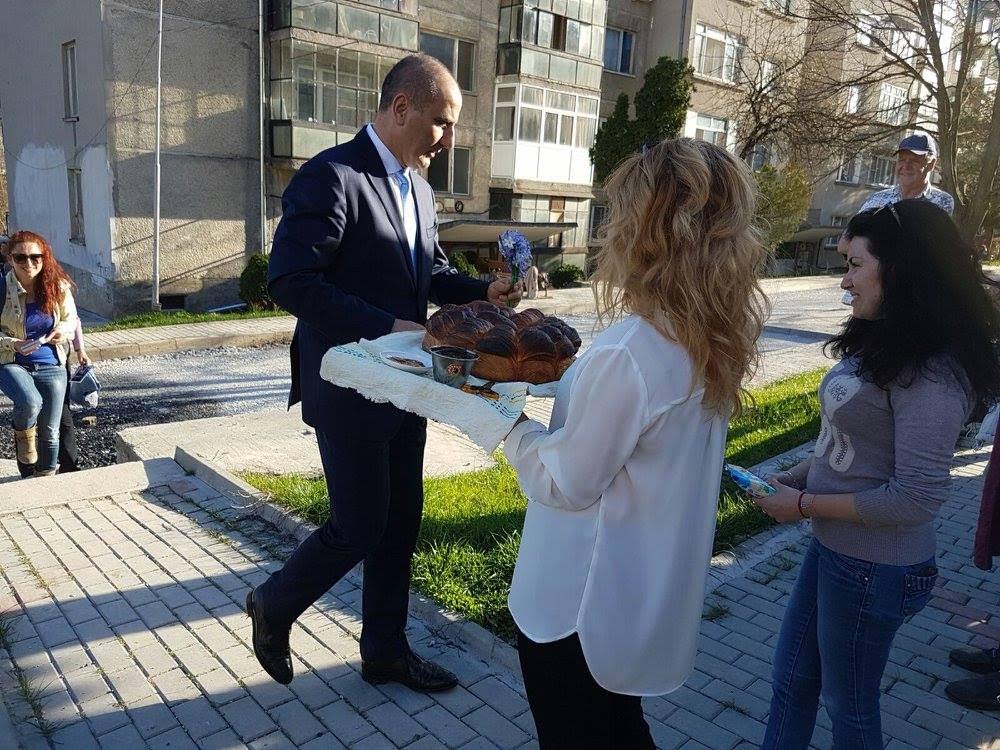 Жители на великотърновски квартал посрещнаха водача на листата на ГЕРБ Цветан Цветанов с благодарност за свършената работа