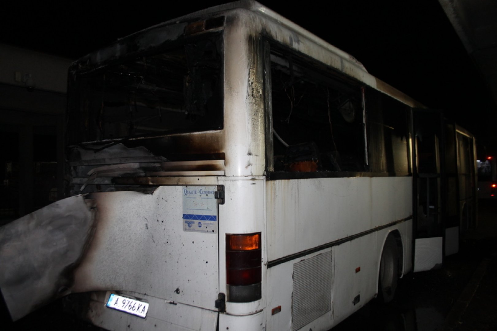 Автобус се запали на автогара в Бургас (СНИМКИ)