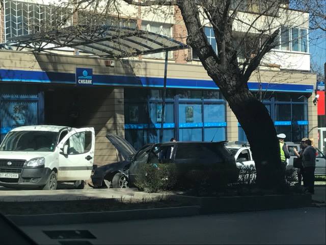 Два автомобила се врязаха в паркинга на банка в Търново
