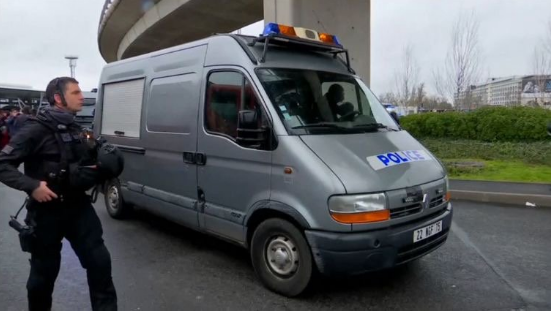 Във Франция повдигнаха обвинение на двама мъже, заподозрени в снабдяване с оръжие на нападателя от "Орли" 