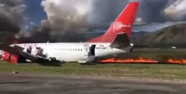 Самолет със 141 пътници на борда се запали в Перу