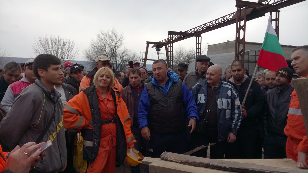 Мая Манолова слезе при миньорите в рудник "Оброчище"