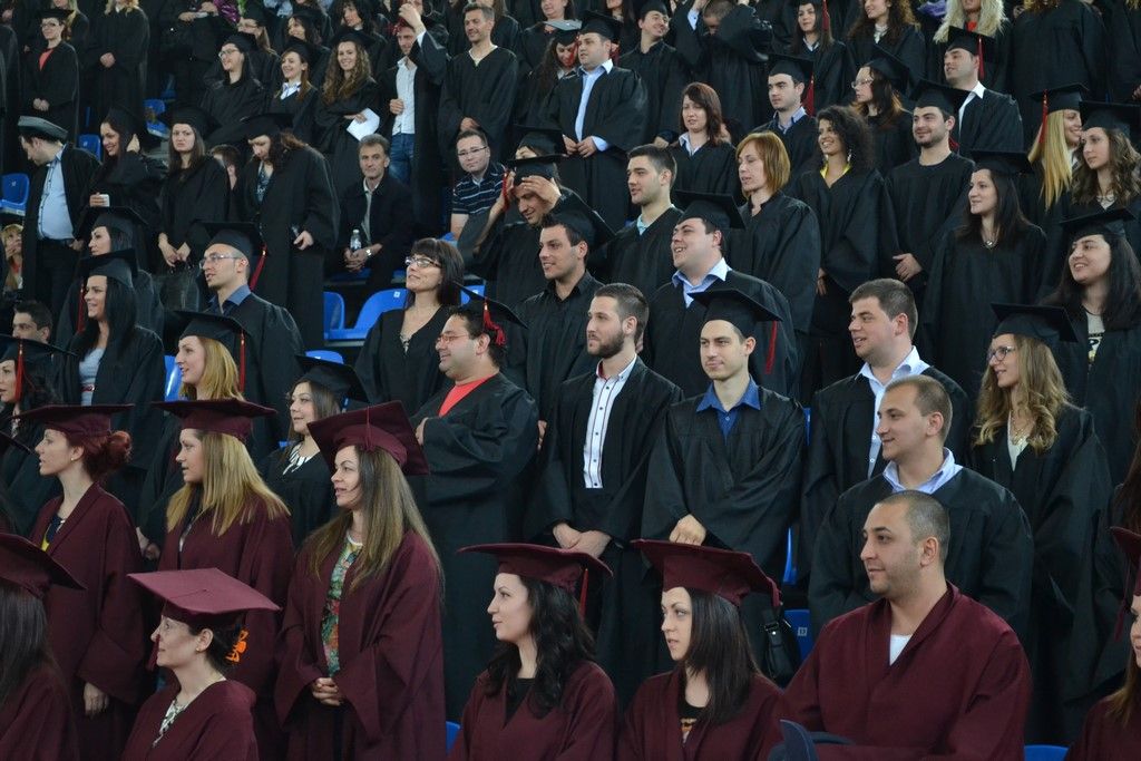 695 абсолвенти от Факултета по икономически и социални науки на ПУ се дипломират днес