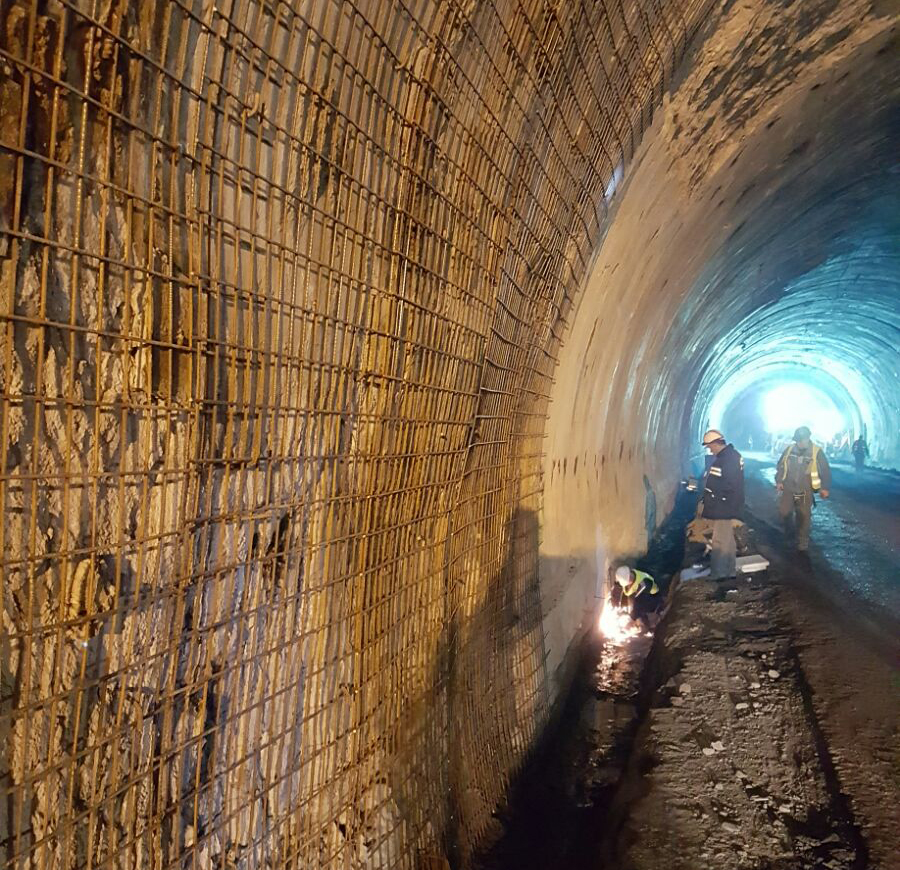 АПИ: В тунел "Витиня" са паднали кабели и мазилка, откъртени от ТИР