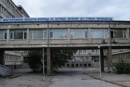 Руши се зид на входа на старата болница в Търново