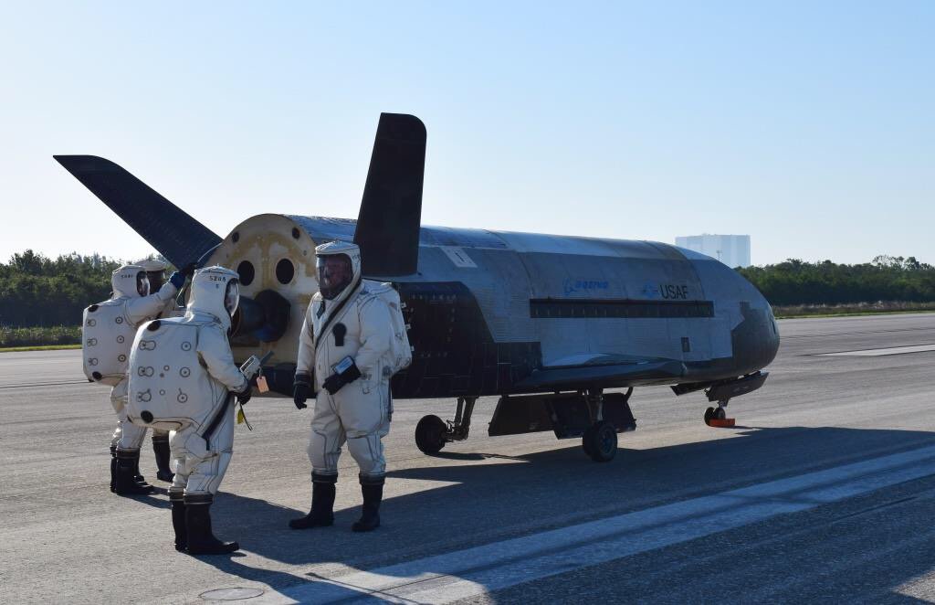 Секретният американски разузнавателен самолет X-37B се завърна на Земята след две години в Космоса (ВИДЕО, СНИМКИ)
