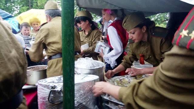 Разграбиха за минути менюто на победата край паметника на Альоша