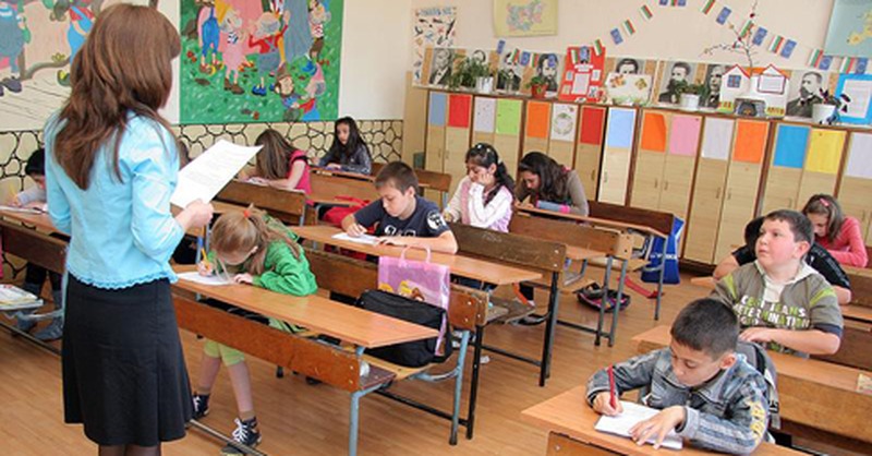 Близо 64 000 четвъртокласници се явяват на "малките матури"