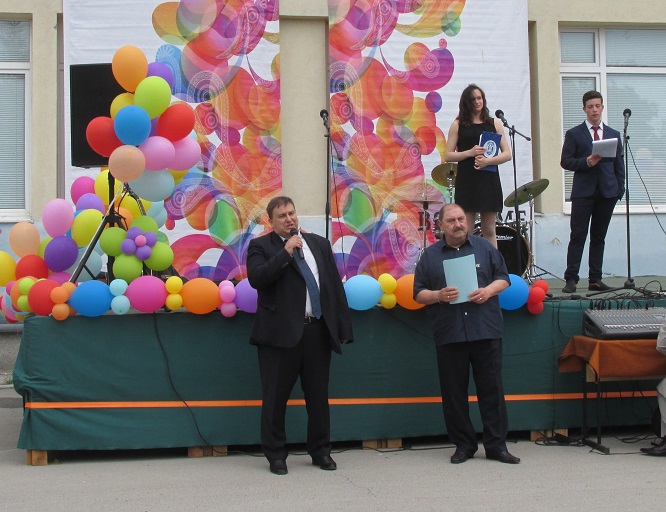 Евродепутат награди ученици с визита в Брюксел