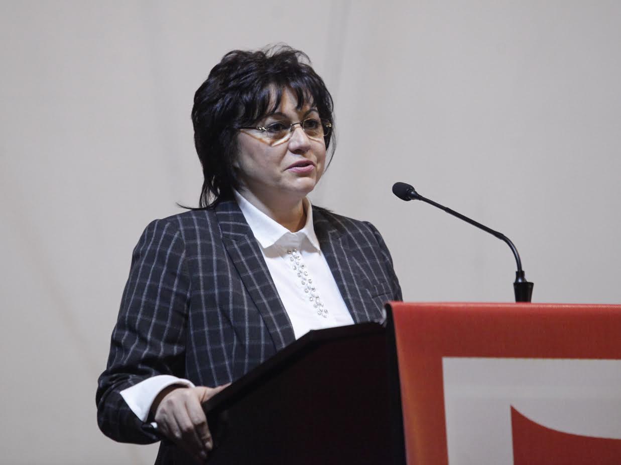 Нинова: ГЕРБ внушиха, че ще отклоним България от европейския й път