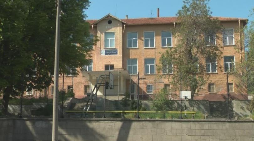Родители на протест срещу насилието пред 38-мо училище в София