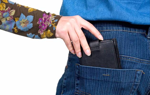 Полицаи спипаха джебчийка, задигнала портфейл с 1800 лева