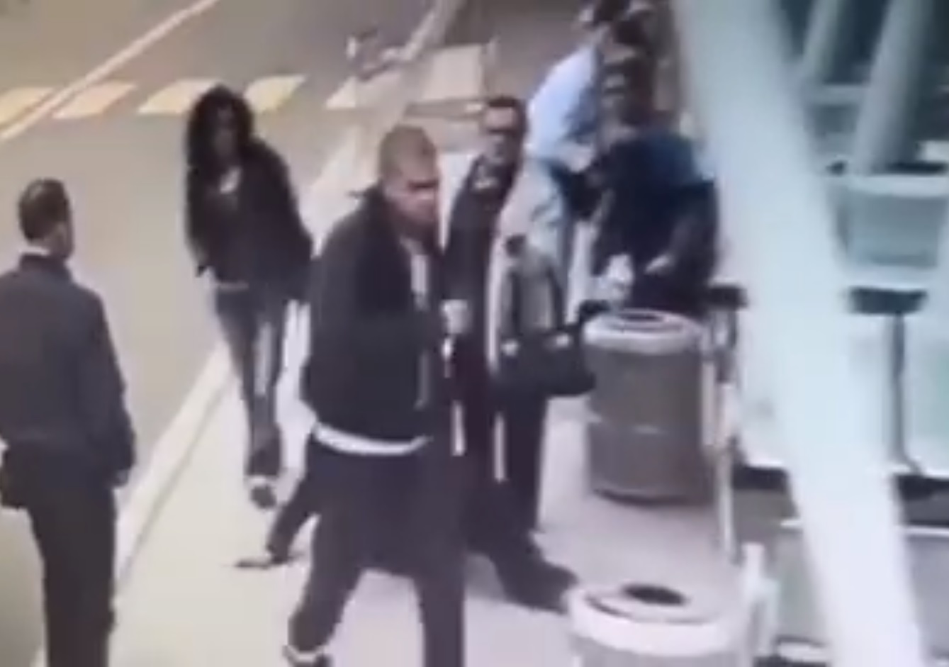 Млад мъж счупи крака на възрастна жена на спирка в Бургас (ВИДЕО 18+)