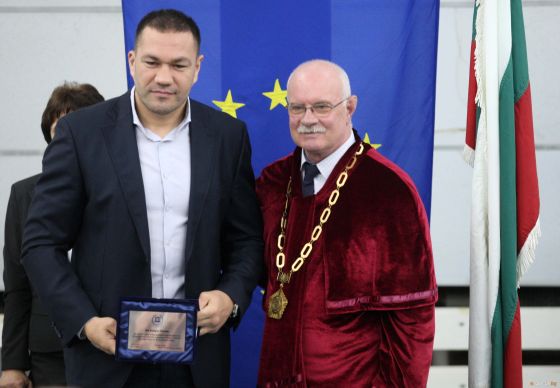 Кобрата не иска  да чака Джошуа