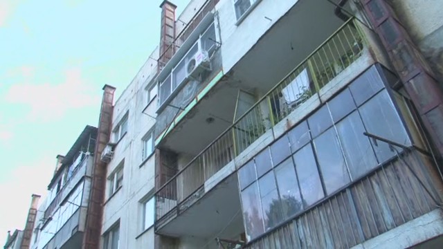 Бедстващият при саниране блок в Мездра пак се наводни
