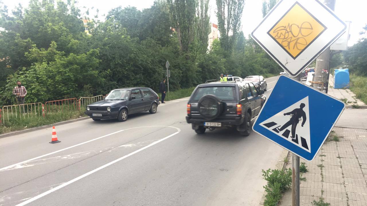 Голф помете баба на пешеходна пътека
