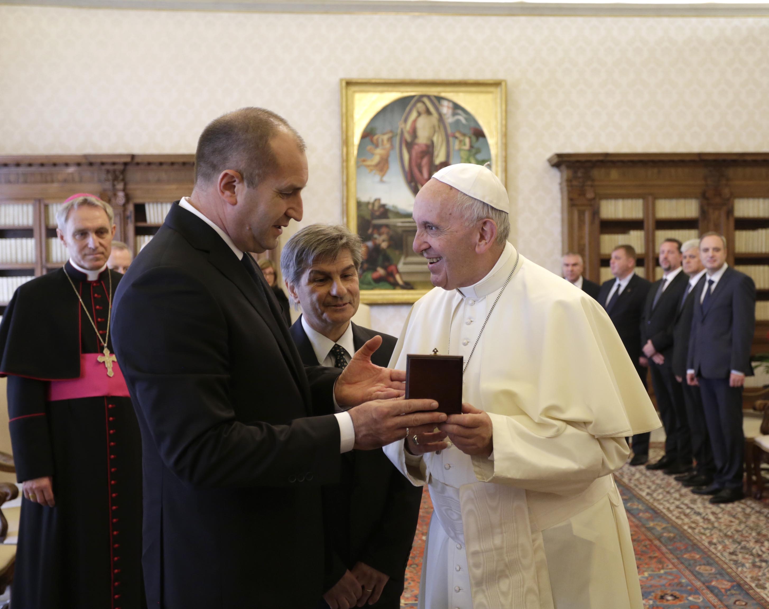 Президентството обясни защо в делегацията ни при папата не е имало духовници