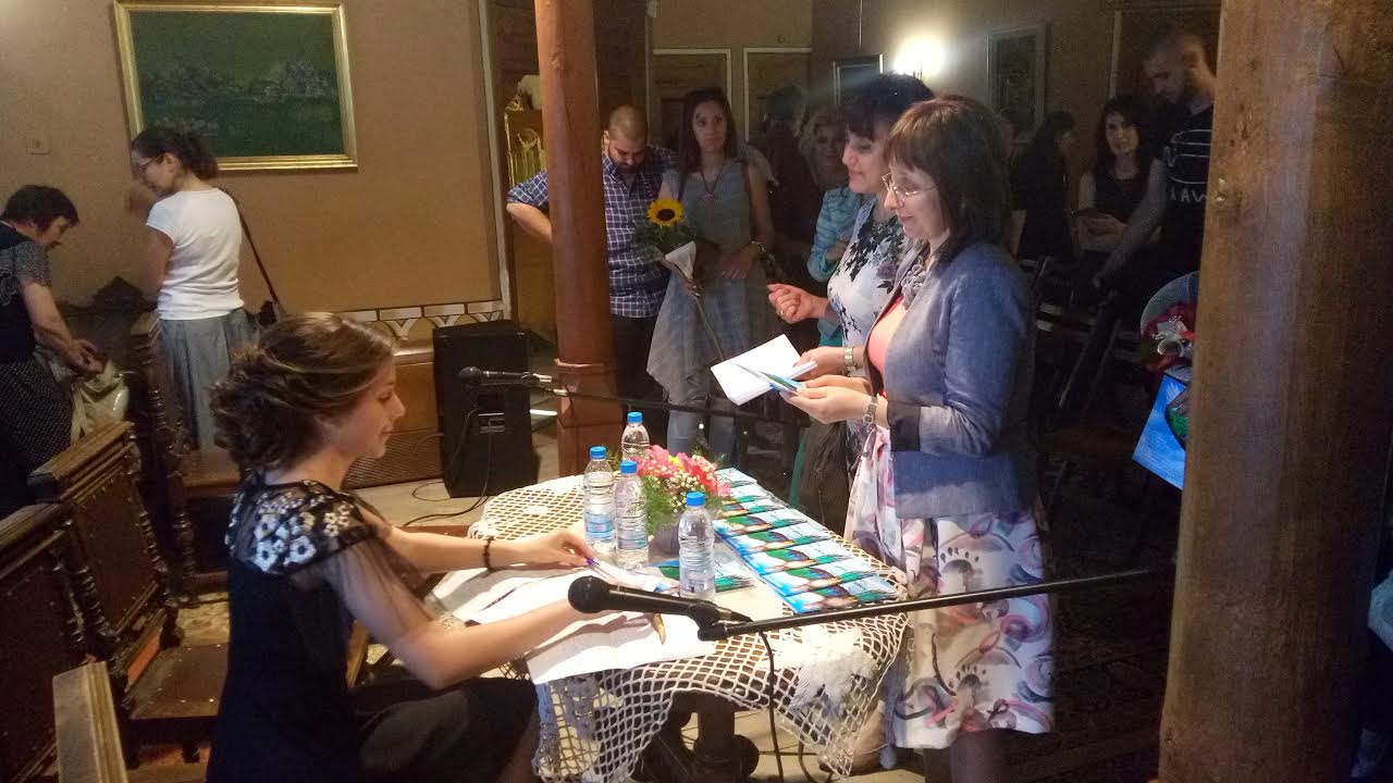 Деветокласничка от ЕГ "Пловдив" издаде първа книга с 26 разказа