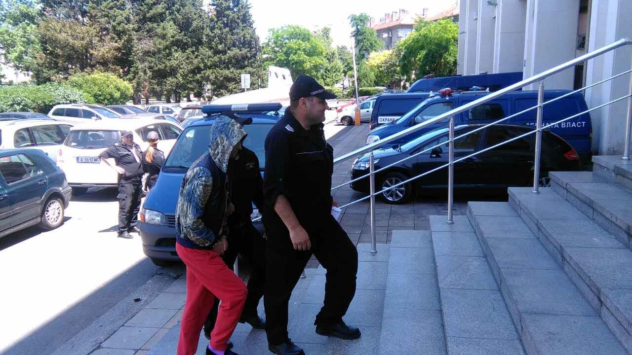 Арестуваният в Бургас руснак: Не мога да спя с вдигнати крака в ареста