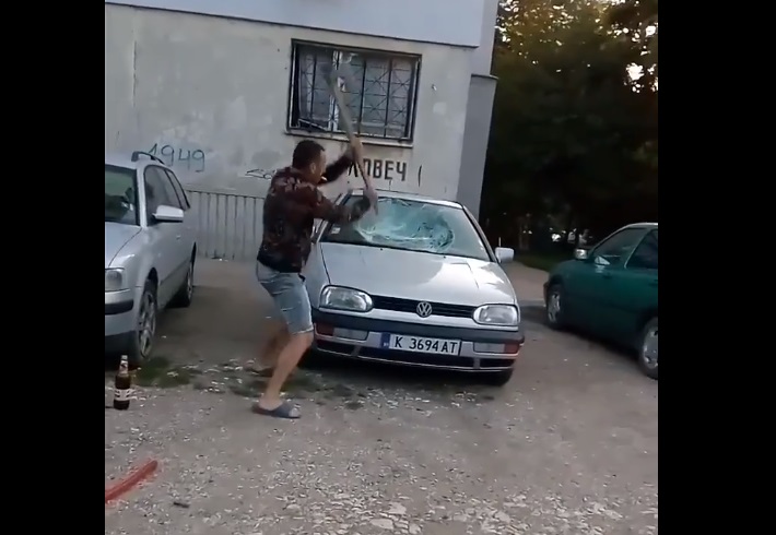 Побеснял изпотроши кола пред блок в Русе (ВИДЕО)