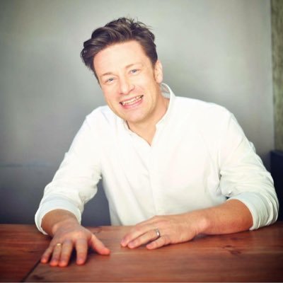 Британският готвач Джейми Оливър предлага безплатна храна на засегнатите от пожара в Лондон