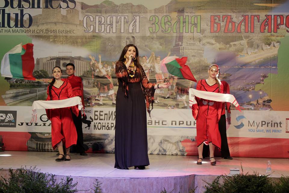 Поли Паскова празнува рожден ден на сцена
