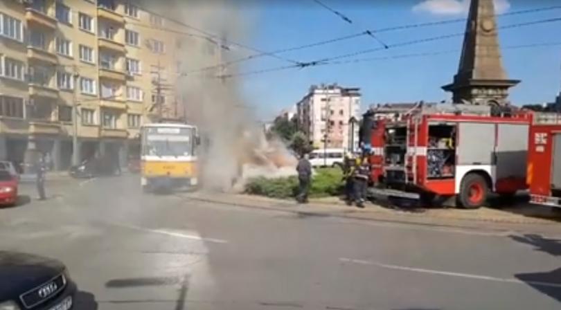 Трамвай пламна край паметника на Левски