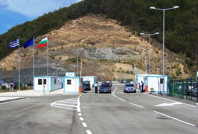 Колона от чакащи автомобили на ГКПП-Маказа