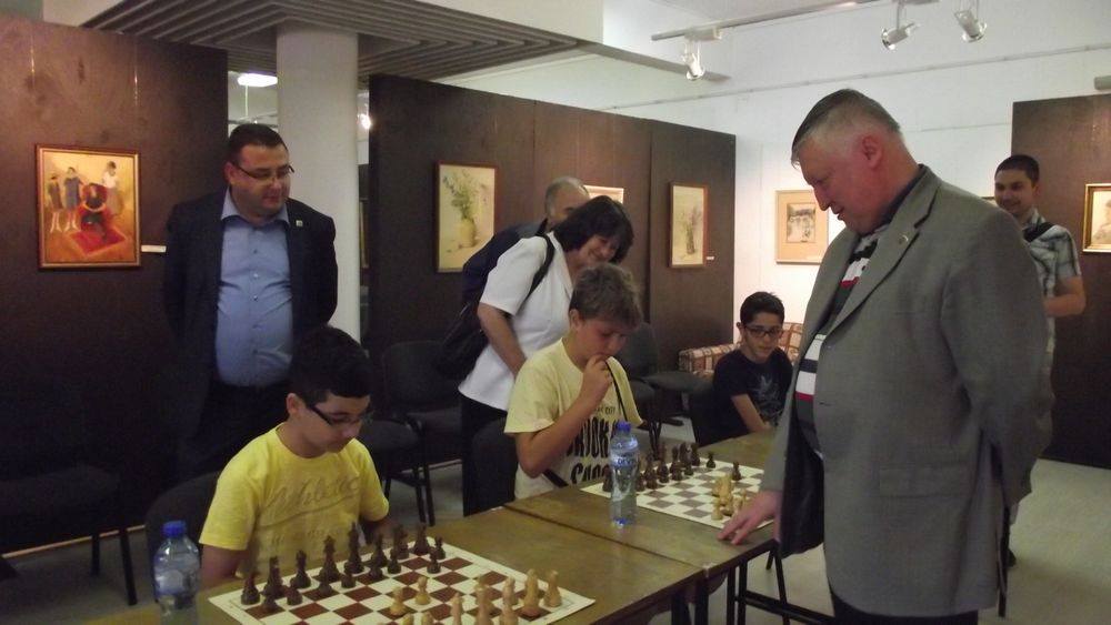 Анатолий Карпов поднесе цветя на Братската могила в Свищов