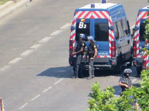 Френската полиция е открила оръжия в дома на нападателя, врязал се в микробус на „Шанз-Елизе“