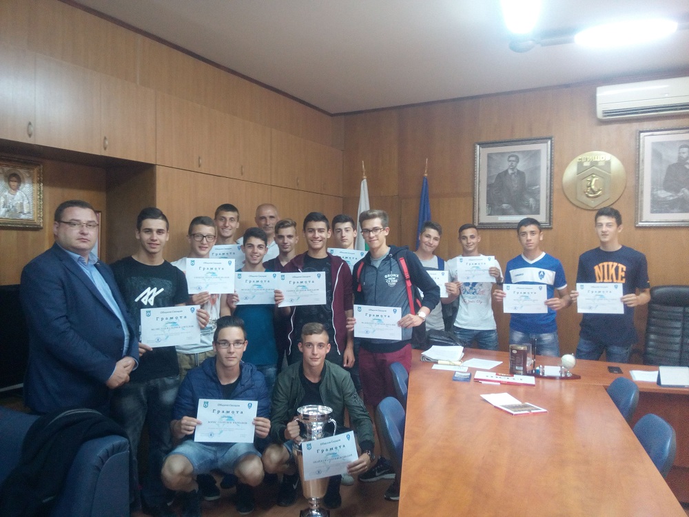 Кметът на Свищов приветства футболистите на „Академик“ за купата на турнир във Франция