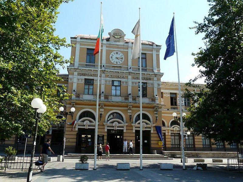 Петима пребиха и ограбиха младеж посред бял ден край Централна гара в Пловдив
