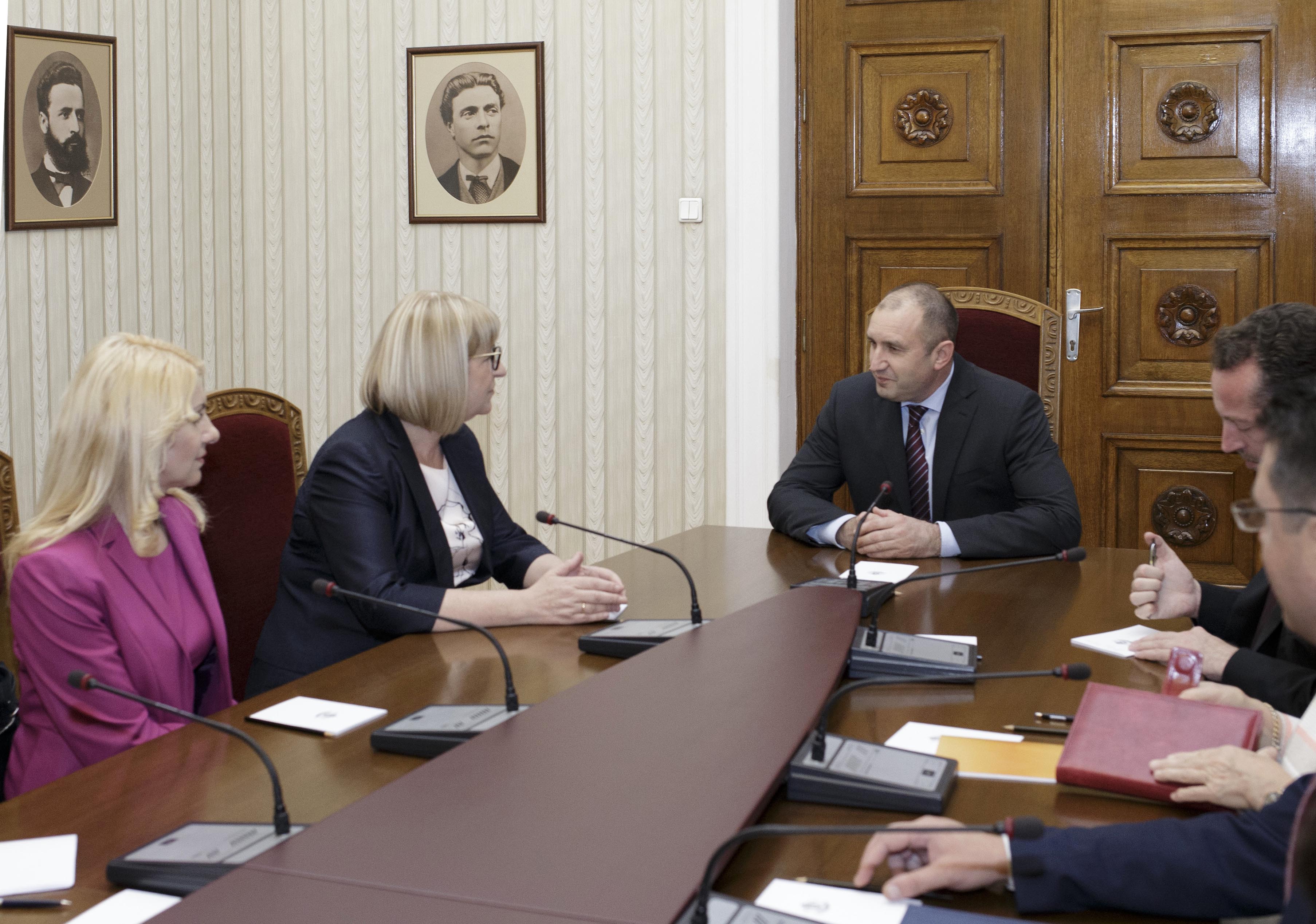 Радев се срещна с министъра на правосъдието Цецка Цачева