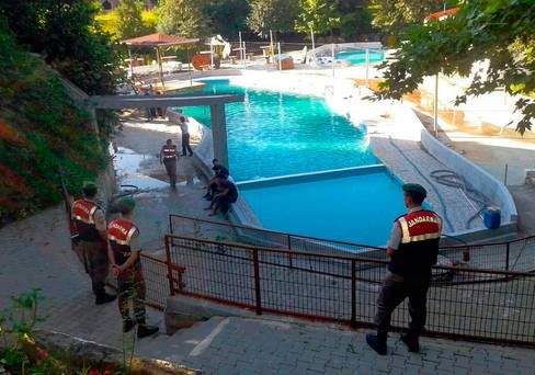 Загинаха три деца и двама възрастни при токов удар в басейн в Турция