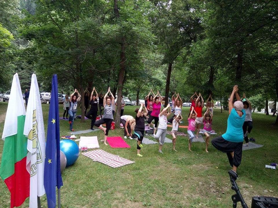 Десетки отбeлязаха Международния ден на йогата