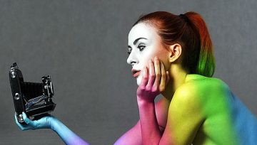 Хората са по-привлекателни на селфи, ако наклонят главата си надясно