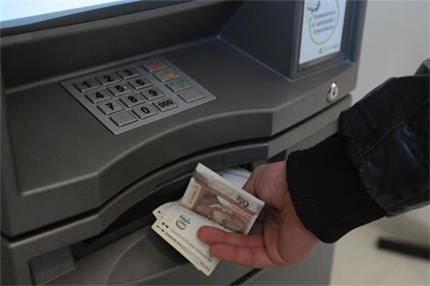 2 г. и 8 месеца затвор за габровец, изтеглил пенсията на баба от картата и