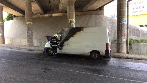 Бус с дини се запали в движение в Търново