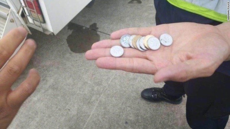 Китайка забави полет като хвърли монети в двигателя на самолет “за късмет“