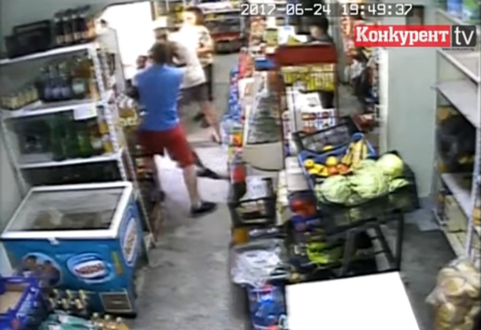 Двама души и полицай се биха в хранителен магазин край Враца (ВИДЕО)