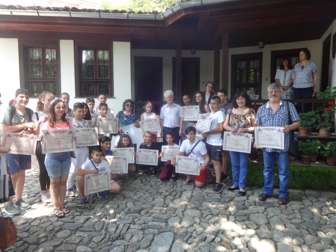 Участниците в Националния ученически събор „С Левски в ума и сърцето“ поднесоха гирлянд на славата на паметника на Апостола