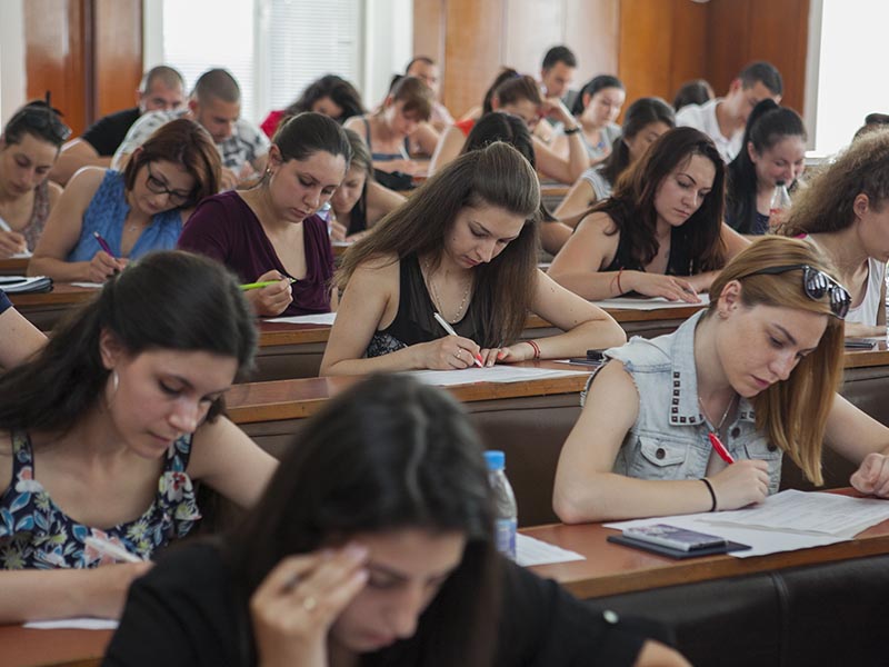 Записаха се първите нови магистри на Стопанската академия в Свищов