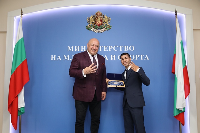 Ремонтират залата в селото на Тайсъна