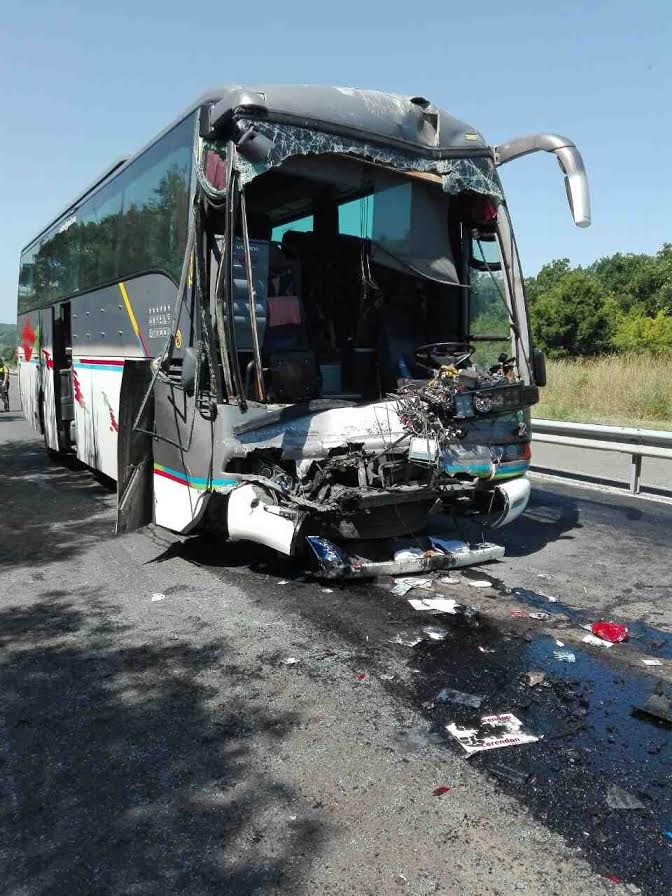 Зверски сблъсък между два автобуса с чужденци