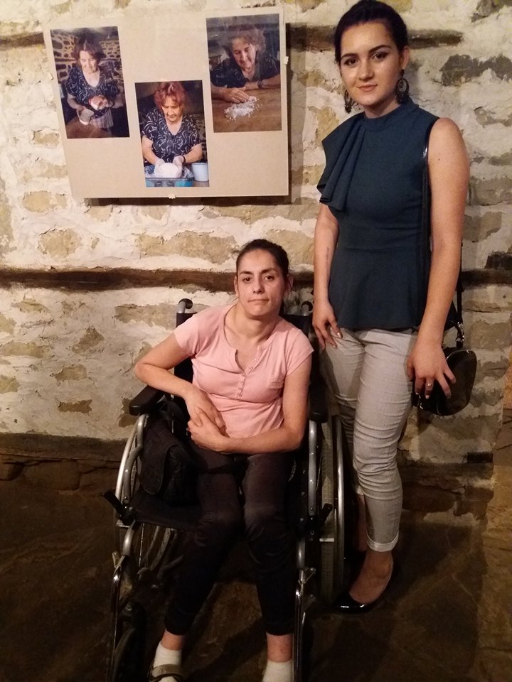 Ученичка подреди благотворителна фотоизложба в помощ на млада жена от Елена