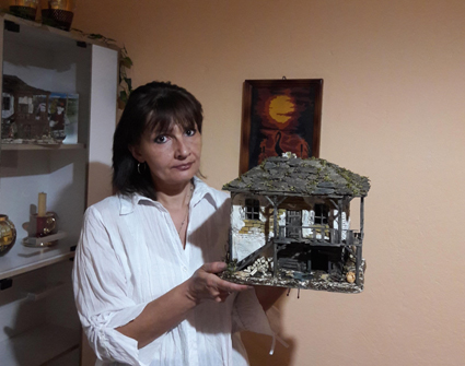 Жена строи къщи на 200 години в мини вариант